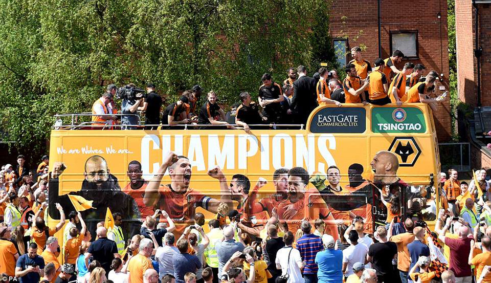 Đường phố chuyển màu vàng ngày Bầy sói trở lại Premier League